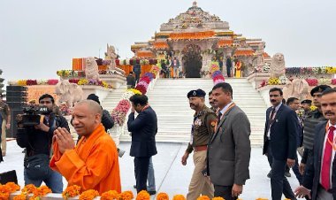 Temple Economy Model: योगी सरकार ने बदली यूपी की तस्वीर, आस्था बनी आर्थिक इंजन!