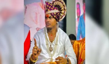 स्वयंभू बाबा ने माता-पिता के सामने ही नाबालिग को चूमा, वीडियो वायरल होने के बाद भड़की आक्रोश