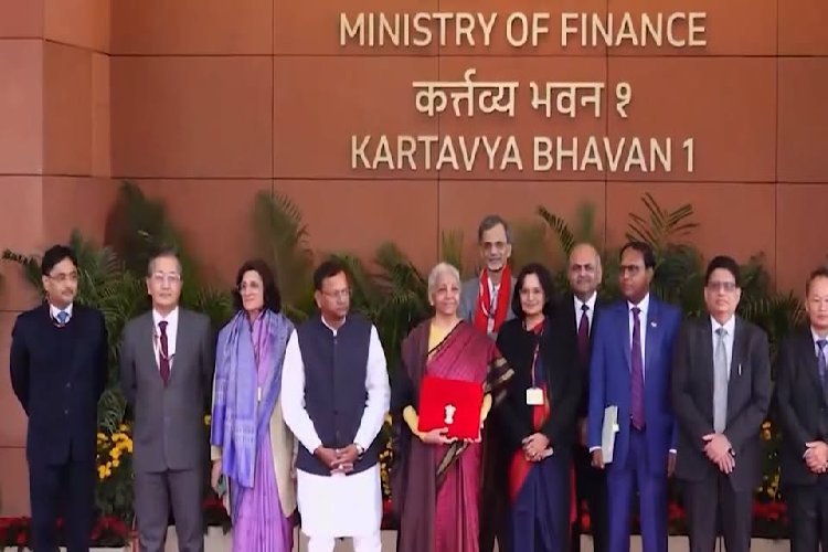 3 आयुर्वेदिक AIIMS, 7 हाईस्पीड रेल कॉरिडोर, हर जिले में गर्ल्स हॉस्टल, AI से खेती... बजट में निर्मला ने किए कई बड़े ऐलान