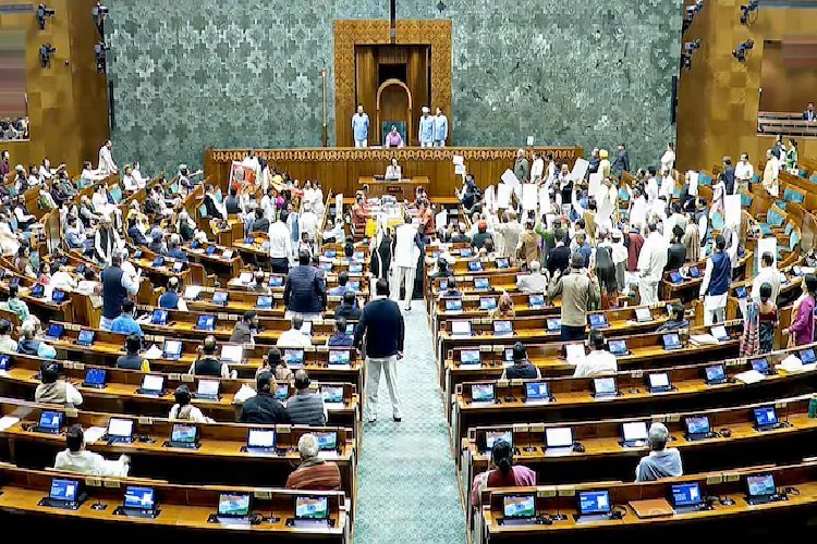 भाषण से कुछ मिनट पहले महिला सांसदों ने PM की कुर्सी को घेरा, मनोज तिवारी बोले- ''प्रधानमंत्री पर कर सकते थे हमला'' 