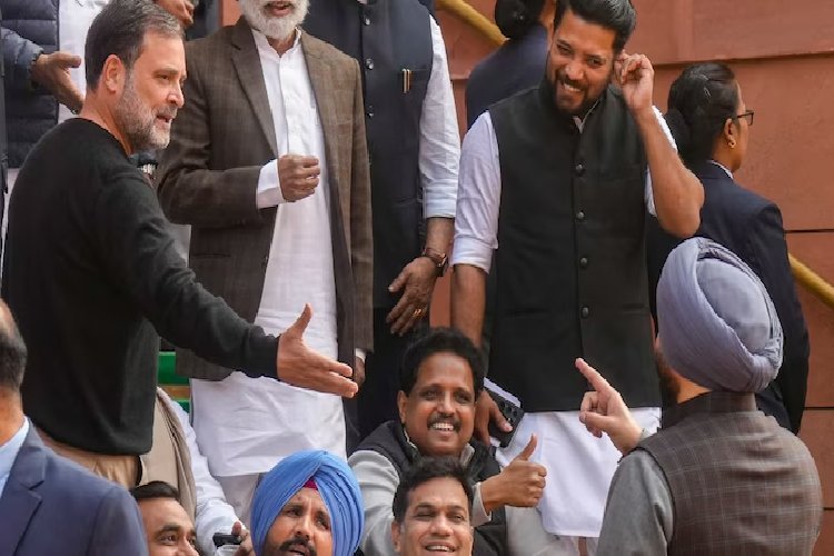 संसद परिसर में राहुल गांधी ने केंद्रीय मंत्री रवनीत सिंह बिट्टू को कहा 'गद्दार', मिला ये जवाब...