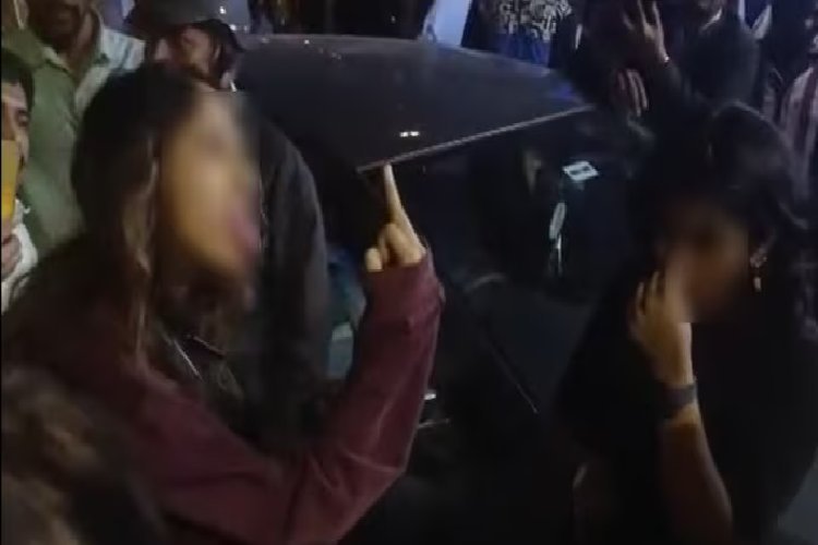 नशे में धुत महिलाओं ने कैब ड्राइवर को गंदे इशारे किए, हंगामा मचाया और राहगीरों को गालियां दीं