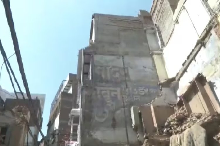 मंदिर में प्रसाद वितरण के दौरान गिरी छत, मलबे में दबकर 3 बच्चियों की हुई मौत, कई घायल