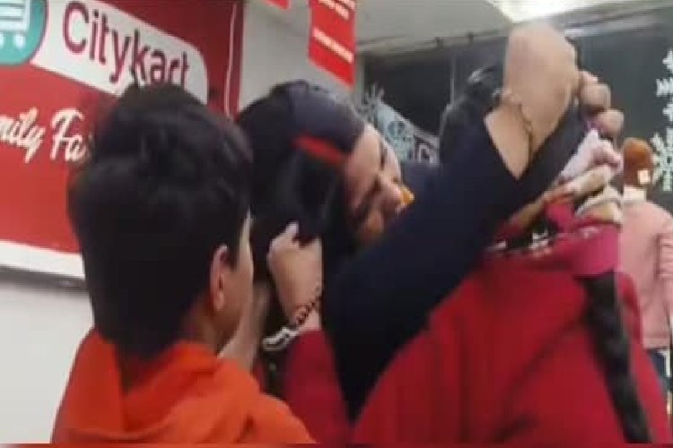 वैलेंटाइन वीक पर मॉल में पत्नी-प्रेमिका की ''महाभारत'' देखकर रण छोड़कर भागा पति, वीडियो वायरल