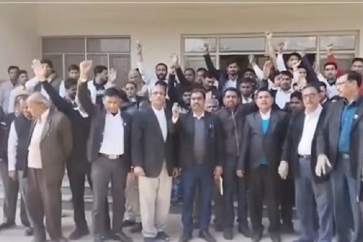 अमरोहा में 'खाकी' और 'काला कोट' में हिंसक टकराव, दरोगा ने जज के चैंबर में छुपकर बचाई जान