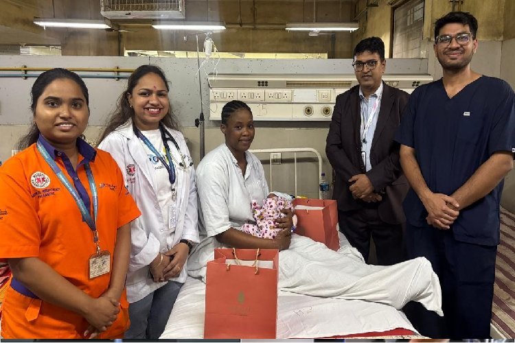 मुंबई एयरपोर्ट की एंबुलेंस में गूंजी नवजात की किलकारी! एयरपोर्ट स्टाफ ने कराई विदेशी महिला की डिलीवरी