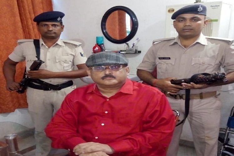 पटना होस्टल कांड में बड़ी कार्रवाई, पूर्व IPS के घर को खंगालने पहुंची पुलिस, मचा हड़कंप