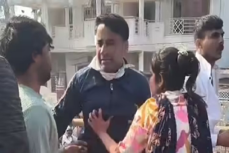 बॉयफ्रेंड के साथ पकड़ी गई पत्नी, पति ने दोनों को पकड़कर वैलेंटाइन डे को 'कुटाई डे' में बदला