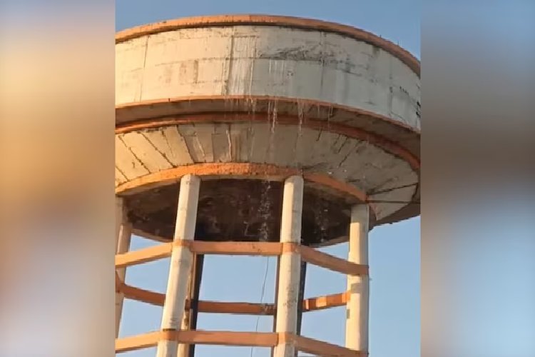 यूपी के महोबा में टेस्टिंग के तुरंत बाद पानी की टंकी लीक, लाखों रुपए स्वाहा! 