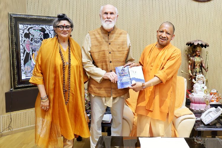 प्रख्यात अमेरिकी वैदिक विद्वान ने मुख्यमंत्री से मुलाकात, CM योगी को लेकर कह दी बड़ी बात