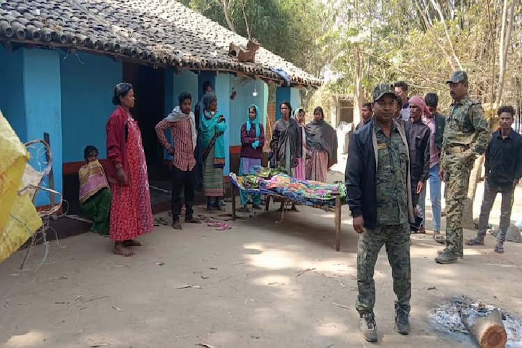 'डायन' का लेबल लगाकर, 2 महीने के बेटे को गोद में लिए महिला को आग के हवाले कर दिया