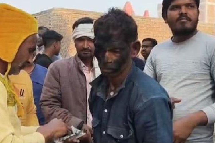 वृंदावन में कुतिया के साथ कुकर्म करने वाले ''बिहारी'' को कालिख पोत गलियों में घुमाया