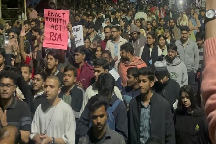 JNU में भड़की हिंसा, वामपंथी संगठन और एबीवीपी ने एक-दूसरे पर लगाए आरोप