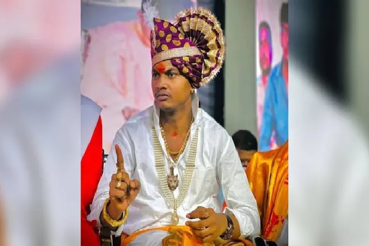 स्वयंभू बाबा ने माता-पिता के सामने ही नाबालिग को चूमा, वीडियो वायरल होने के बाद भड़की आक्रोश