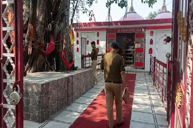 चोर मंदिर में घुसे, देवी के सामने प्रार्थना की, फिर दान पेटियां लेकर फरार