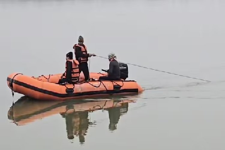 यूपी में महिला ने बेटी को यमुना में फेंका, फिर खुद कूदने की कोशिश की; राहगीरों ने बचाया