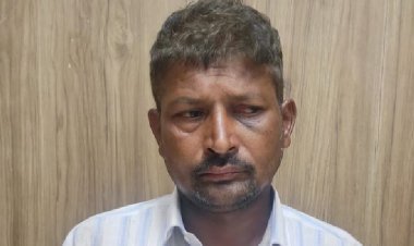 पड़ोसियों ने चोरी की शिकायत की तो पिता ने दो बेटियों को रातभर उल्टा लटकाया, एक की मौत