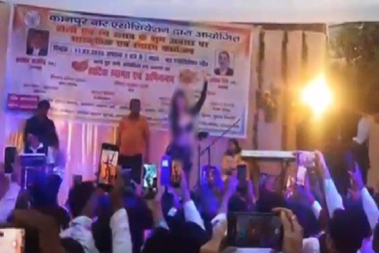 कानपुर कचहरी में वकीलों ने रशियन के साथ खेली होली, वीडियो वायरल होते ही खड़ा हुआ हंगामा