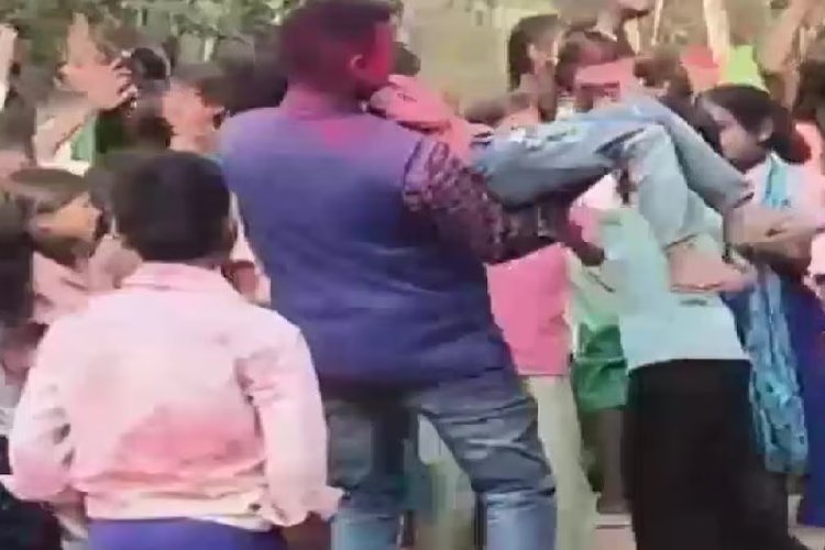 सरकारी स्कूल में अश्लील डांस, टीचर ने छात्रा को गोद में उठाक बजवाया भोजपुरी गाना