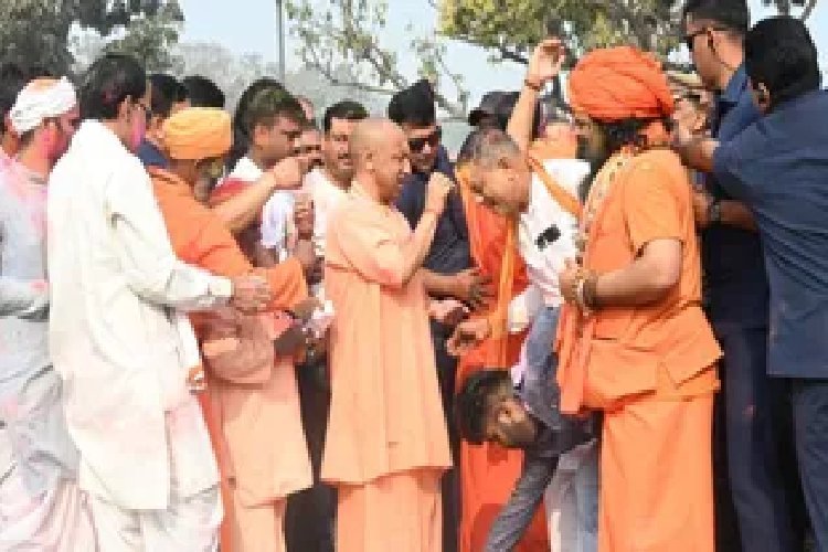 सनातन की ताकत मर्यादा-भक्ति-समरसता में: होली पर सीएम योगी ने दिया एक भारत-श्रेष्ठ भारत का संकल्प