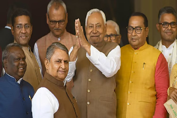 नीतीश कुमार के राज्यसभा प्रस्थान से बिहार में छिड़ी सत्ता की जंग: कौन बनेगा नया मुख्यमंत्री?