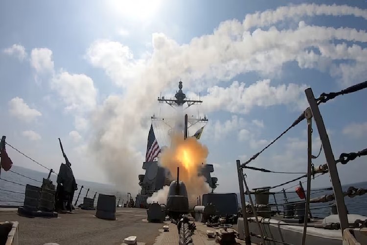 टिट फॉर टैट? अब ईरान ने अमेरिकी टैंकर को उड़ाया, US ने डुबाया था तेहरान का वॉरशिप