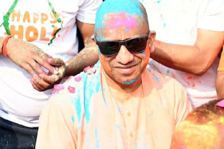 होलिका भस्म की पूजा कर सीएम योगी ने मनाई होली, गोरक्षपीठाधीश्वर व संतों ने एक दूसरे को लगाया भस्म का तिलक