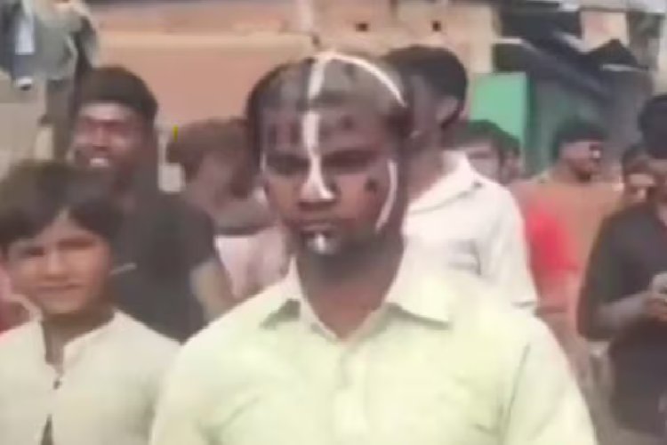 महिला से छेड़छाड़ करने वाले आरोपी का ग्रामीणों ने मुंडवाया सिर, मुंह पर कालिख पोत निकाला जुलूस 