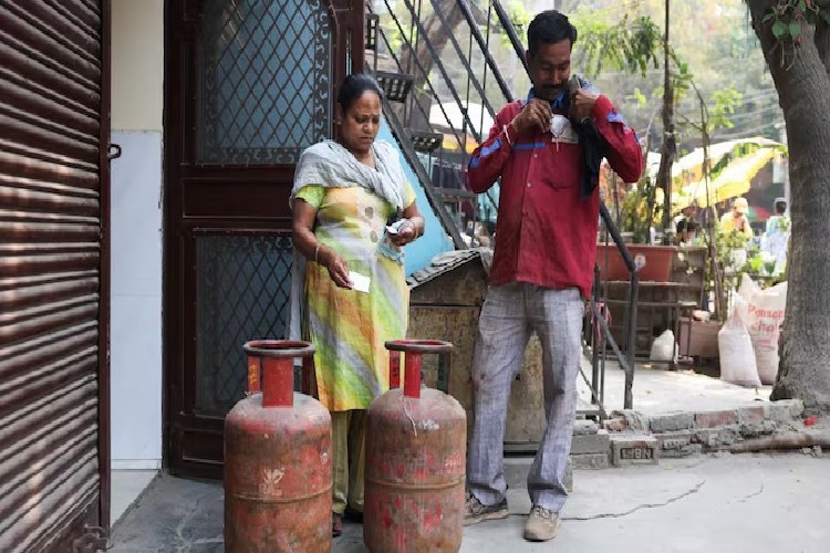 LPG की किल्लत नहीं, 10% बढ़ा उत्पादन: सरकार ने फेक न्यूज़ से सावधान रहने की दी चेतावनी