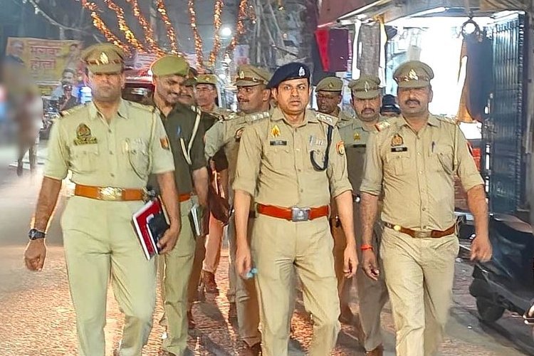 शाहजहांपुर के एसपी ने दरोगा और एक महिला कांस्टेबल सहित 17 पुलिसकर्मियों को क्यों किया निलंबित?