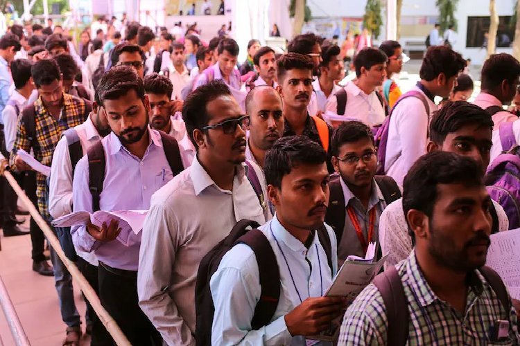 डिग्री है, नौकरी नहीं: भारत के 67% बेरोजगार युवा ग्रेजुएट, अजीम प्रेमजी की रिपोर्ट में चौंकाने वाला खुलासा