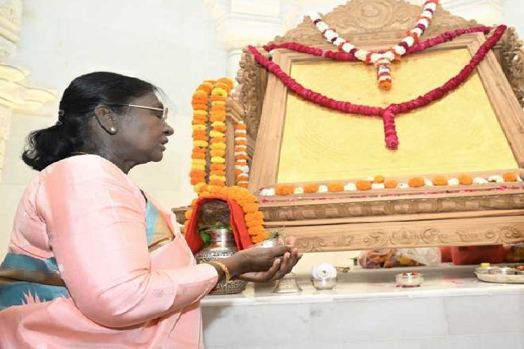राष्ट्रपति ने श्रीराम जन्मभूमि मंदिर में की श्रीराम यंत्र की प्रतिष्ठापना, रामलला के चरणों में झुकाया शीश