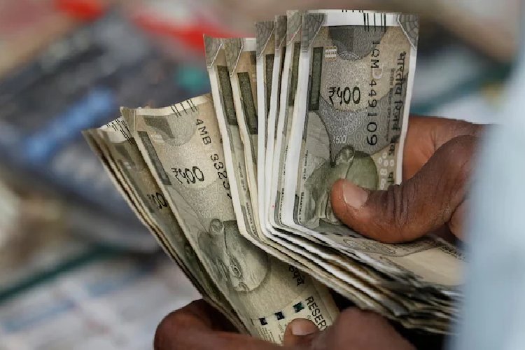 ईरान युद्ध का भयावह असर, रुपया अब तक के सबसे निचले स्तर पर, 93 के पार पहुंचा भाव