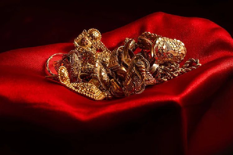 सोना एक दिन में 10,000 रुपए गिरा, चांदी 18,000 रुपए नीचे... क्या अब खरीदना चाहिए?