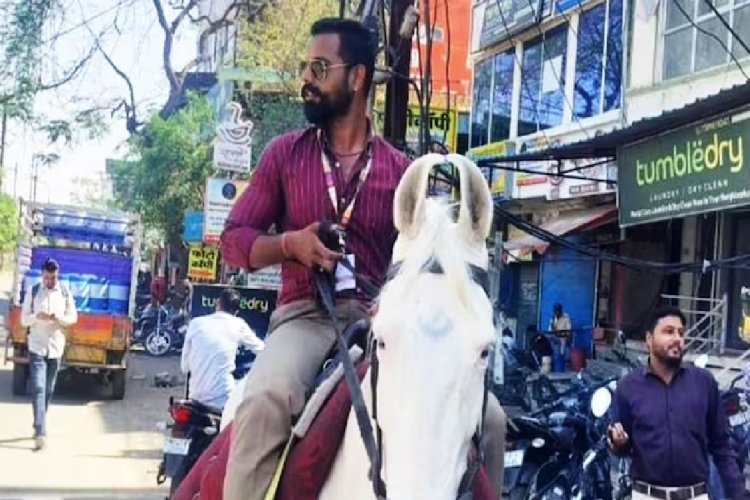 पेट्रोल पंप पर लंबी लाइन का स्मार्ट समाधान: बुलेट घर रखकर घोड़े पर ऑफिस पहुंचा बैंक कर्मचारी, वीडियो वायरल