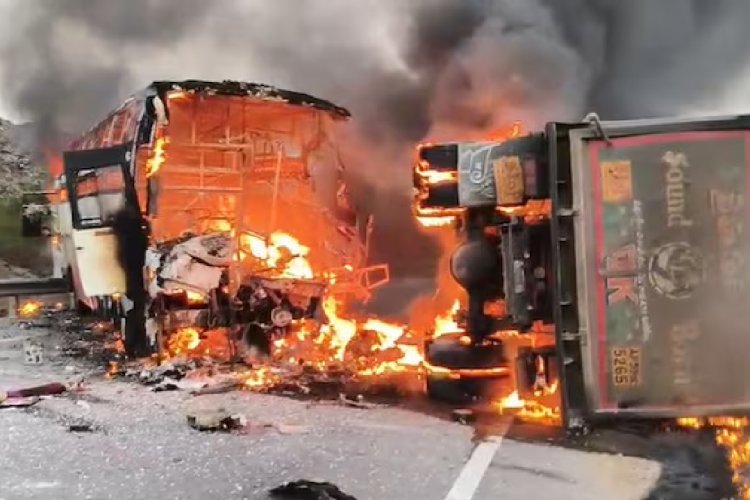 आंध्र प्रदेश में बस और ट्रक की टक्कर, 14 लोग जिंदा जले