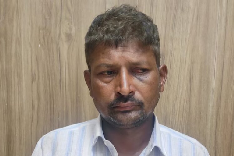 पड़ोसियों ने चोरी की शिकायत की तो पिता ने दो बेटियों को रातभर उल्टा लटकाया, एक की मौत