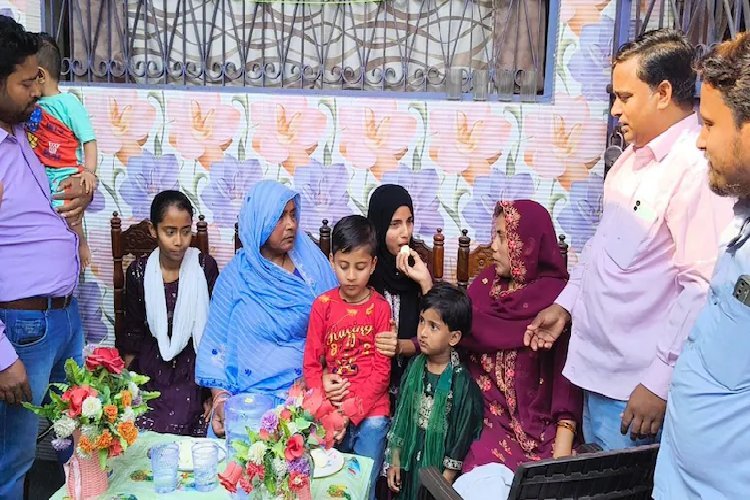 गरीबी के अंधेरे में भी सपनों को उड़ान: सबरीन परवीन ने बिहार बोर्ड में किया टॉप