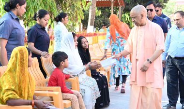 जनता दर्शन में CM योगी ने सुनी 200 लोगों की समस्याएं, जरूरतमंद बिटिया की स्कूल फीस जमा कराने का दिया निर्देश