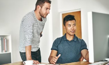 बॉम्बे हाईकोर्ट का अहम फैसला: ऑफिस में महिला सहकर्मी को घूरना नैतिक रूप से गलत, लेकिन अपराध नहीं!