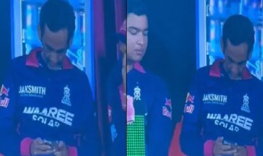 डगआउट में फोन चलाते पकड़ाए राजस्थान रॉयल्स के मैनेजर, पास में थे वैभव सूर्यवंशी, कार्रवाई की मांग!