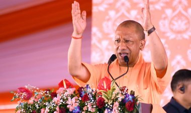 अशांति के खेल में न फंसें श्रमिक, सरकार आपके साथ: योगी