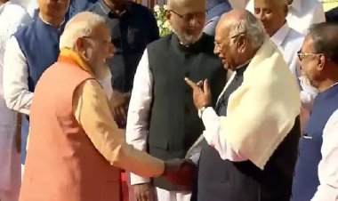 खड़गे से मिले पीएम मोदी, हाथ मिलाया और मुस्कुराए, वीडियो सोशल मीडिया पर वायरल