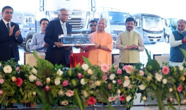 मुख्यमंत्री योगी आदित्यनाथ ने टाटा मोटर्स के लखनऊ प्लांट में 10 लाखवीं गाड़ी को किया फ्लैग ऑफ