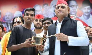 चाय की तरह उबल रही यूपी की सियासत, धमकी के बाद चाय विक्रेता आर्यन को अखिलेश ने दिया पीतल का बर्तन