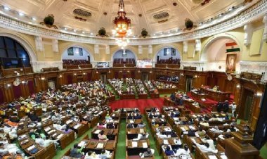 समाजवादी पार्टी UP विधानसभा में किया प्रदर्शन, BJP पर गुमराह करने का लगाया आरोप