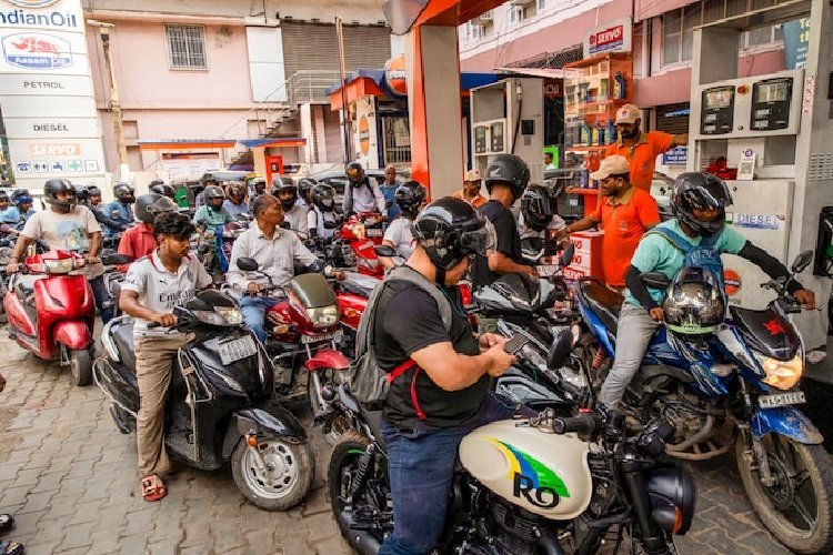 प्रीमियम पेट्रोल की कीमत बढ़कर 160 रुपए प्रति लीटर हो गई, जेट फ्यूल में 8.5% की बढ़ोतरी