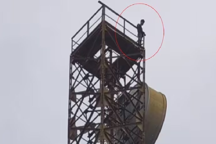 गर्लफ्रेंड को मेरे पास लाओ, वरना कूद जाऊंगा: बिहार के युवक ने 300 फीट ऊंचे मोबाइल टावर पर चढ़कर मचाया हंगामा