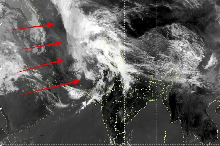 भारत और पाकिस्तान के ऊपर मंडरा रहा खतरा, भारी बारिश मचाएगी तबाही!