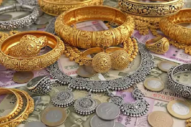 सोना-चांदी बाजार में जोरदार गिरावट! 10 ग्राम सोना ₹1,382 सस्ता, चांदी प्रति किलो ₹2,800 टूटी